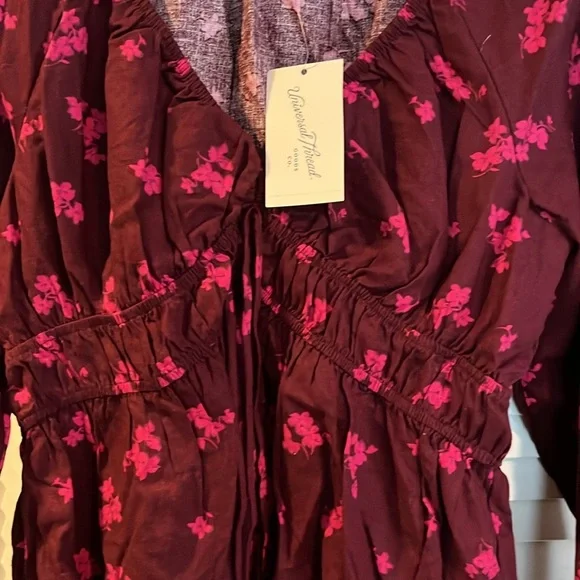 UNIVERSAL THREAD FLORAL TOP. NWT - Picture 2 of 6